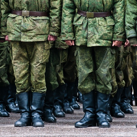 Военнослужащим и силовикам повысят оклады и пенсии на 7,6% с 1 октября