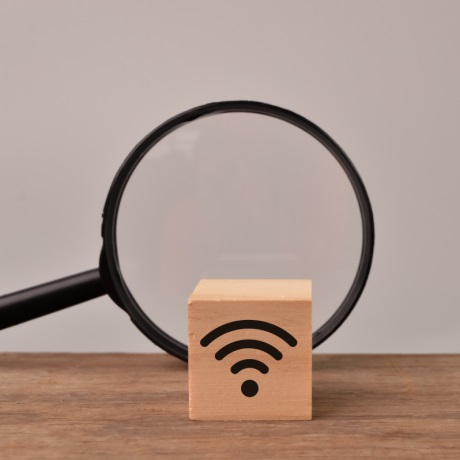 Роскомнадзор предупредил россиян о рисках использования публичных Wi-Fi-сетей